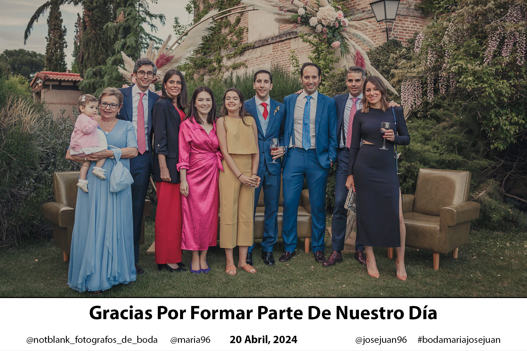 Foto de unos invitados posando para el servicio de photocall interactivo para bodas
