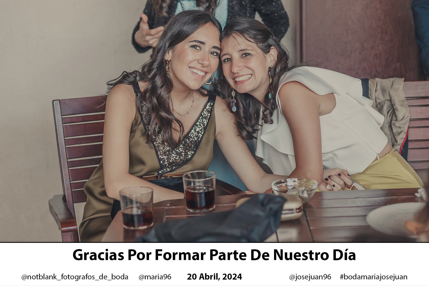 Foto de dos invitadas sentadas captadas por el fotomatón interactivo durante el cocktail.